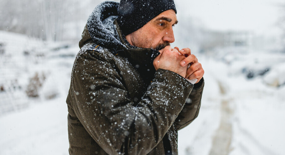 zima mroz mezczyzna zimno dlonie