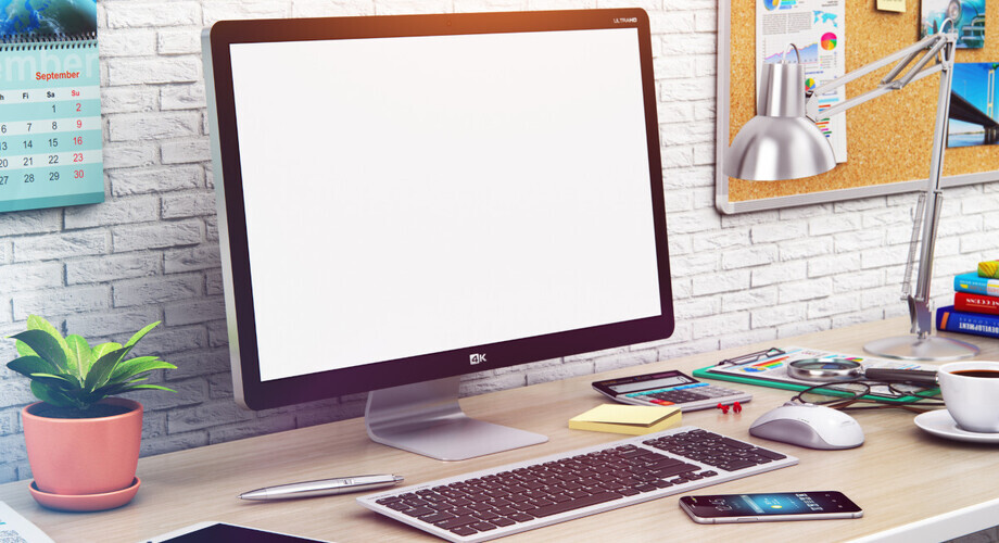 ekran komputer biurko lampa