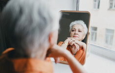 seniorka lusterko twarz