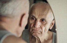 senior lusterko twarz