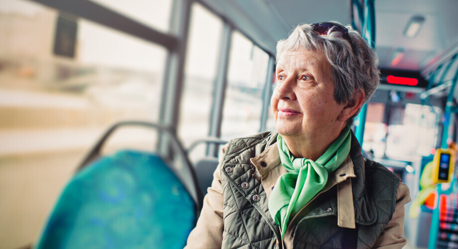 seniorka pasazer autobus