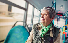seniorka pasazer autobus