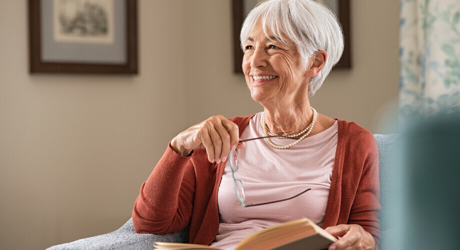 seniorka okulary ksiazka