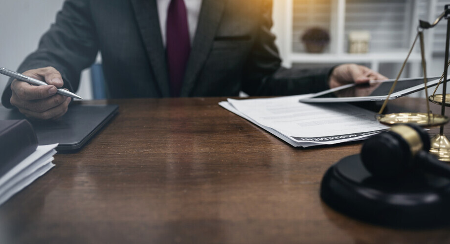 Sejm poprawia ustawy adwokatów i radców - aplikanci adwokaccy mogą stracić