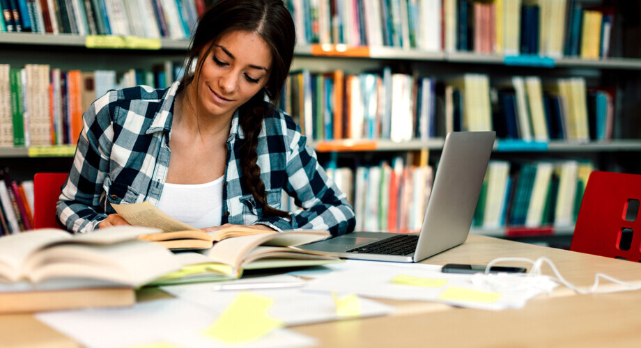 biblioteka czytelnia kobieta laptop ksiazki