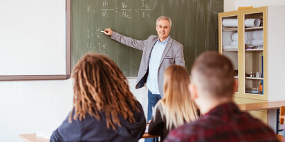 nauczycielka dzieci tablica matematyka