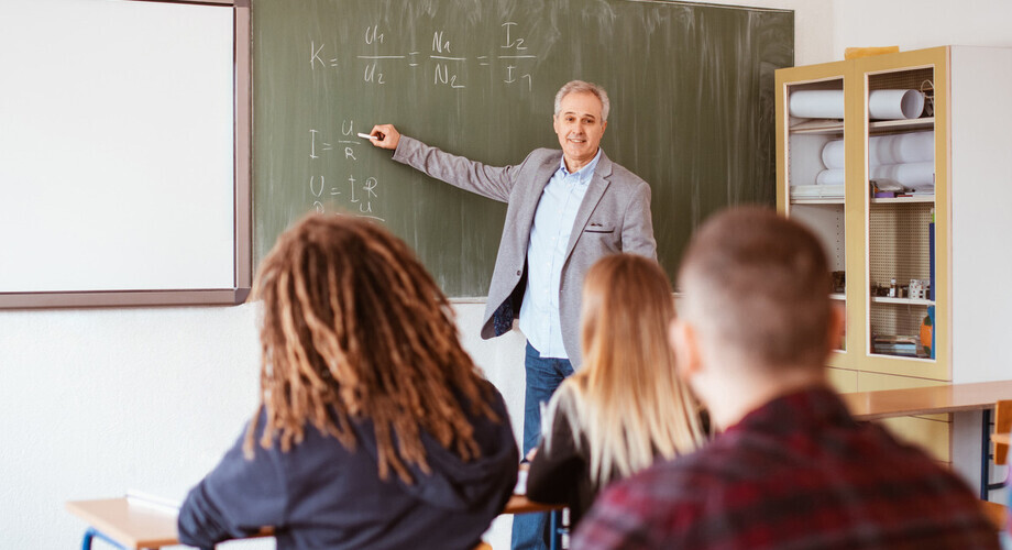 nauczycielka dzieci tablica matematyka