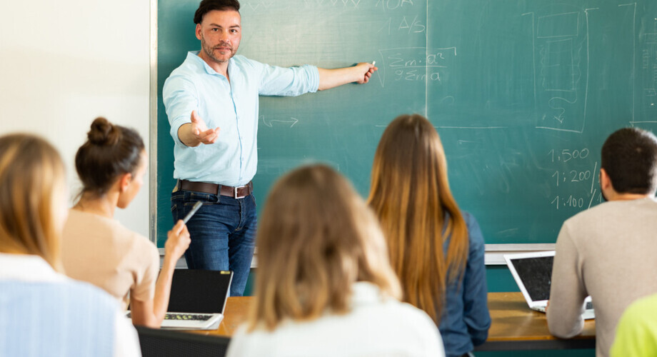 nauczyciel dzieci tablica matematyka