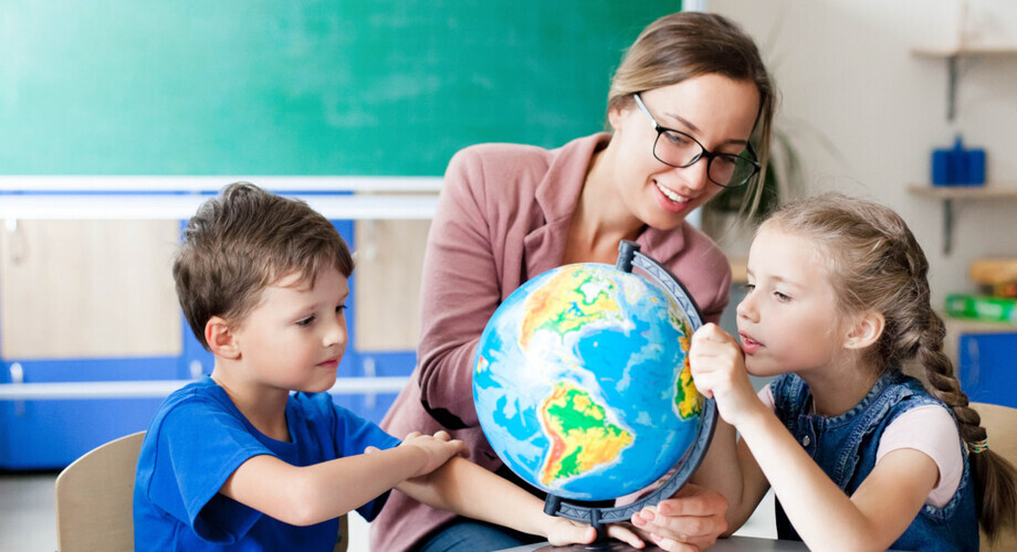 nauczycielka dzieci globus geografia