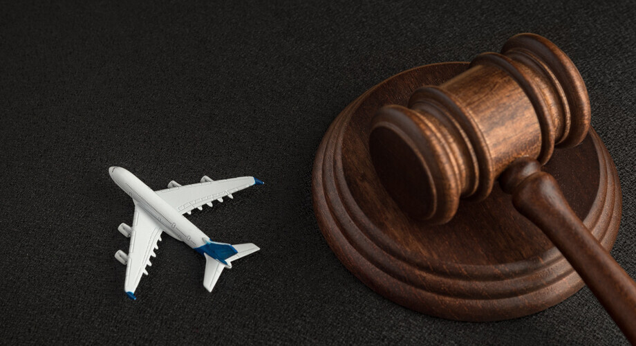 mlotek podroz samolot