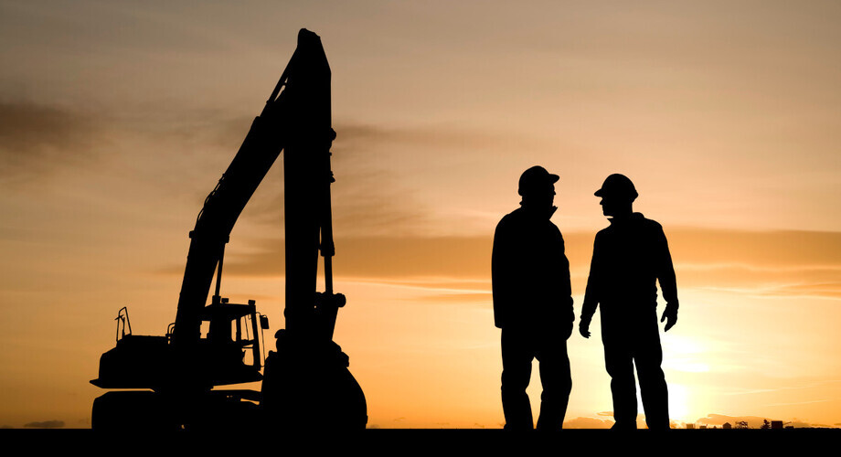 ludzie kaski koparka