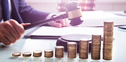 mlotek pieniadze monety wzrost