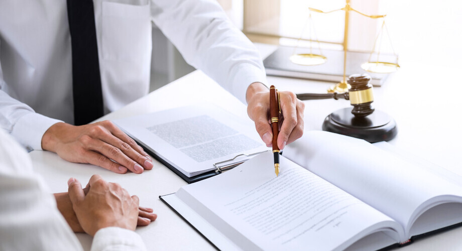 mlotek waga pioro podpis