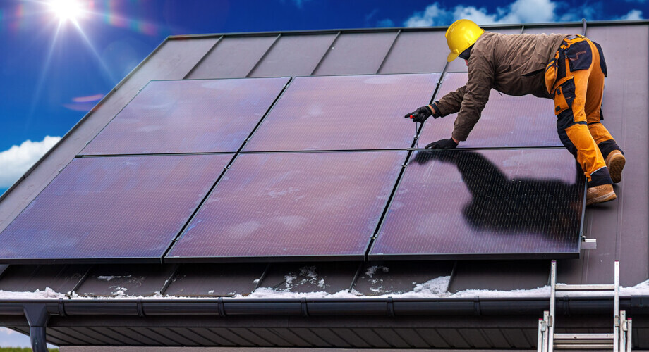 ludzie kaski dach panele