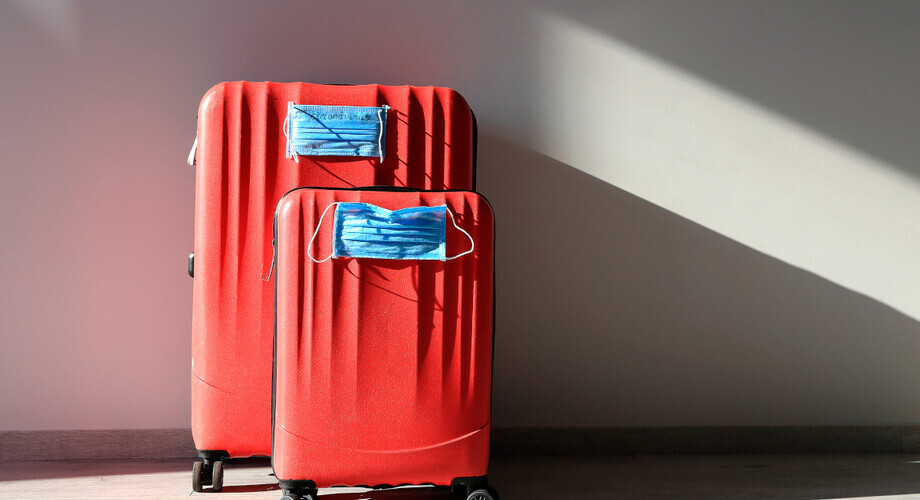 wakacje podroze koronawirus maseczka