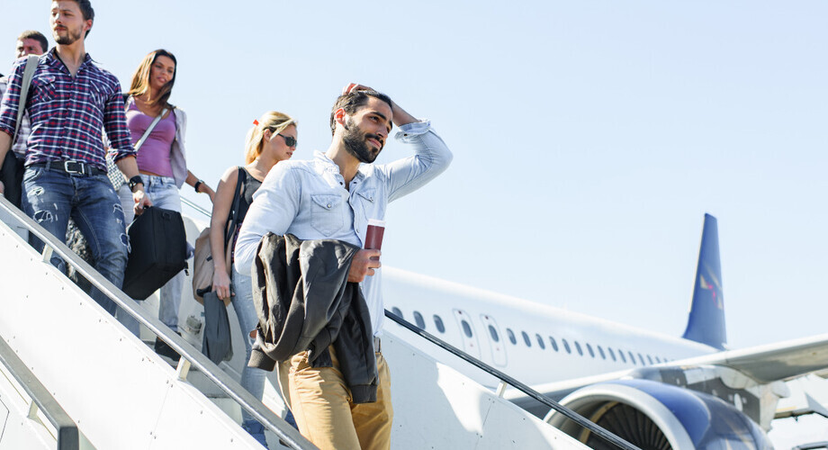 turysci podroz samolot lotnisko