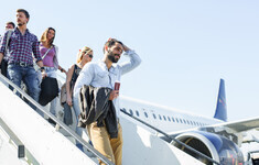 turysci podroz samolot lotnisko