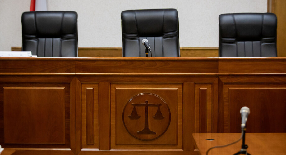 sad proces sala krzesla mikrofon