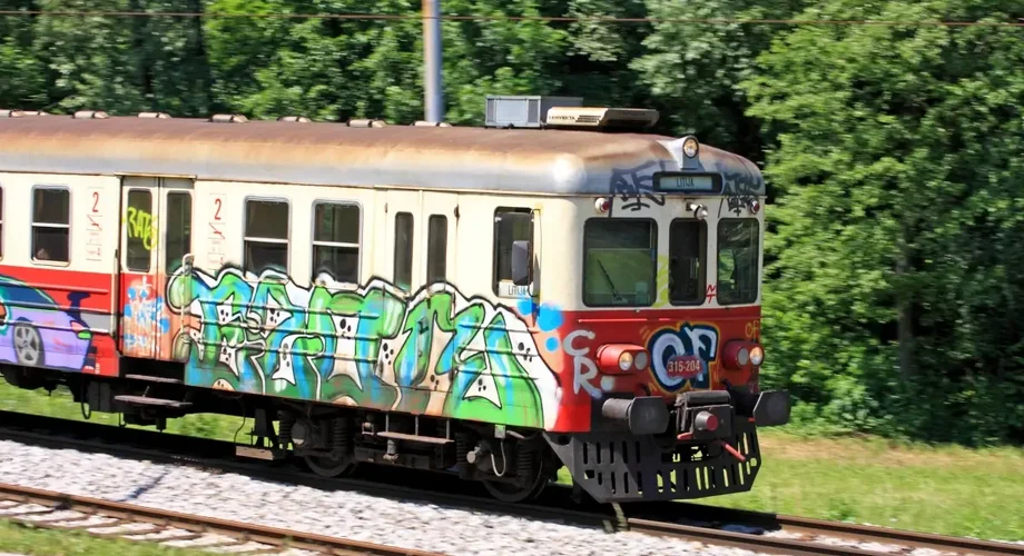 graffiti kolejka pociag