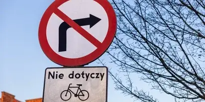 Znak drogowy Zakaz skretu