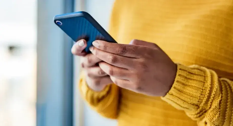 telefon komorka sweterek