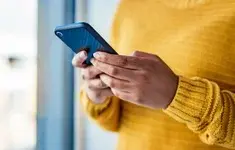 telefon komorka sweterek