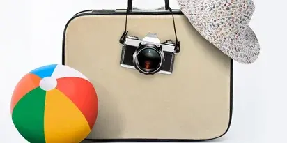 Walizka Pilka Kapelusz Aparat fotograficzny