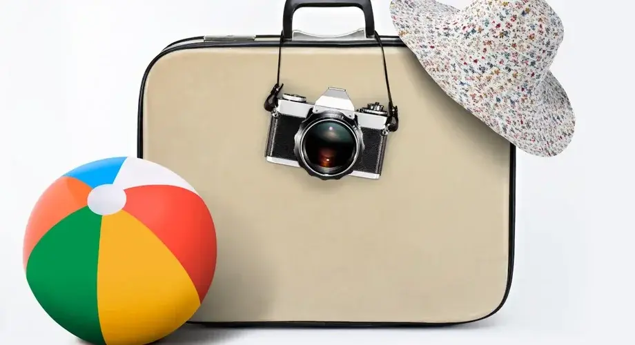 Walizka Pilka Kapelusz Aparat fotograficzny